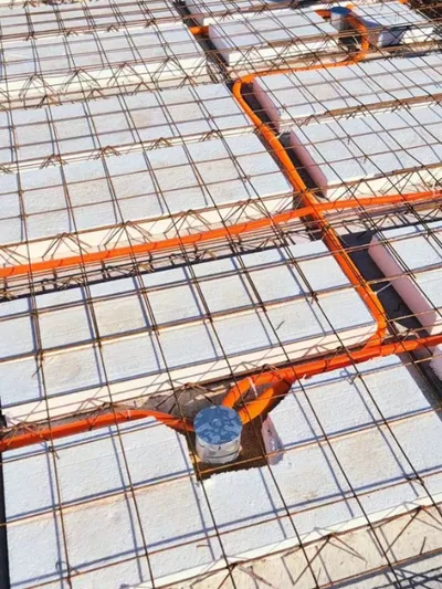 Infraestrutura elétrica com eletrodutos laranja instalados sobre laje.