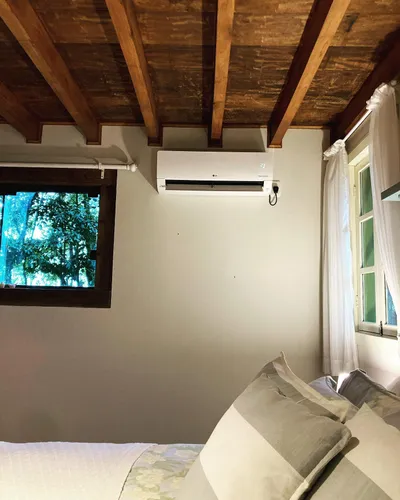 Ar-condicionado Split instalado em ambiente residencial.
